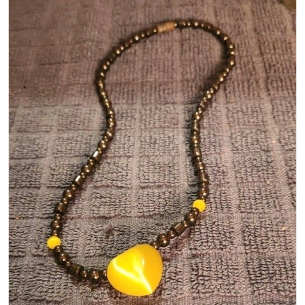 Magnetic Neclace With Yellow Heart 18 Inch